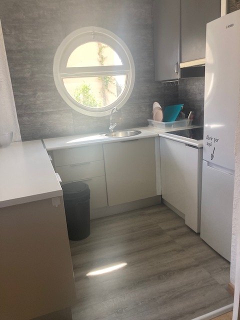 Cocina equipada con ventana circular