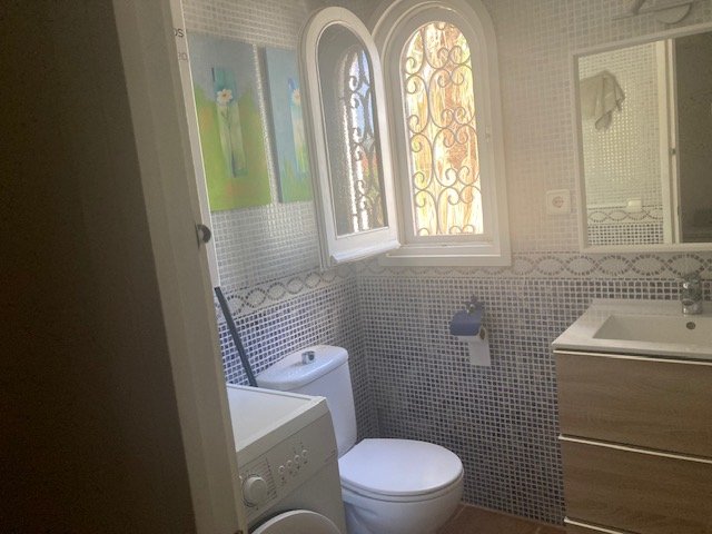 Baño con vidrieras