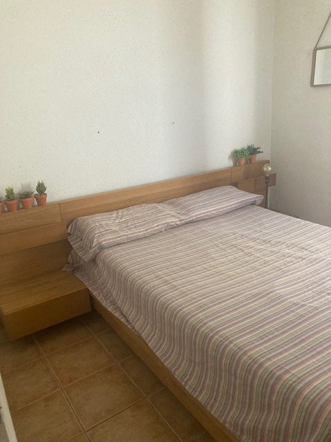 Dormitorio principal con cama de matrimonio