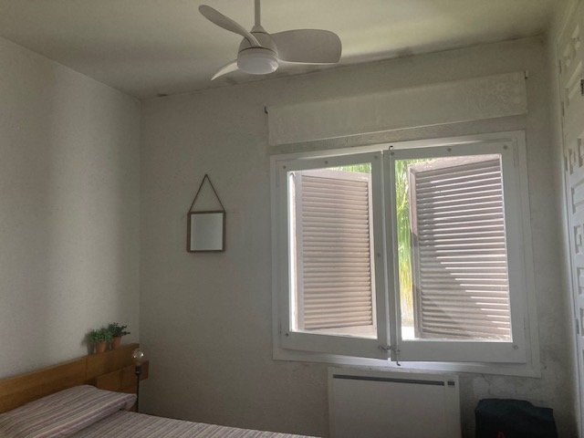 Habitación con ventilador de techo